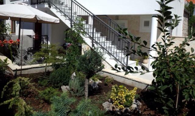 Charming Seaside Apartment Primosten Exterior photo