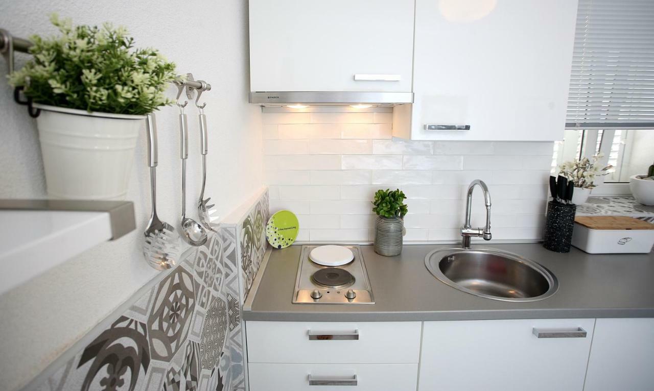 Charming Seaside Apartment Primosten Exterior photo