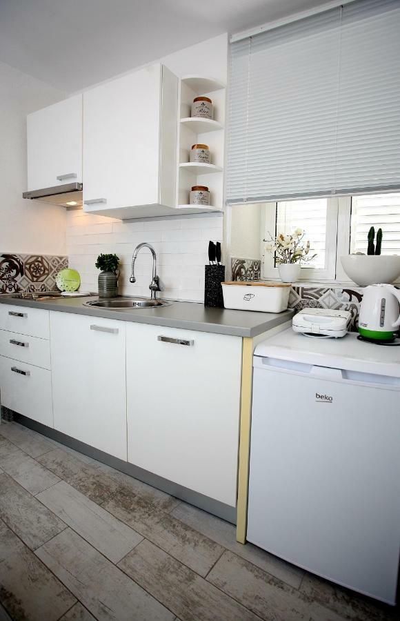 Charming Seaside Apartment Primosten Exterior photo